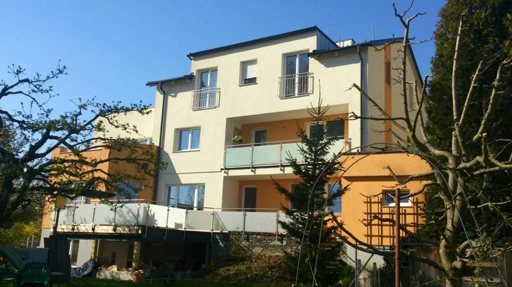 Mehrfamilienhaus Terracotta & Creme — Malerei Fürlinger