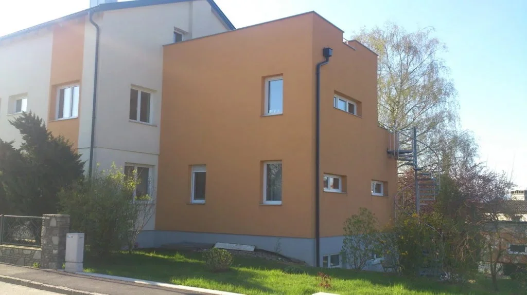 Moderne Gebäudeanbau-Fassade — Malerei Fürlinger