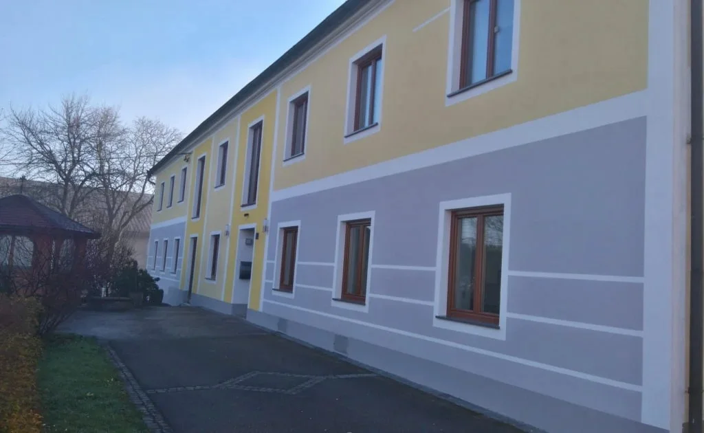 Zweifarbige Gutshof-Fassade — Malerei Fürlinger
