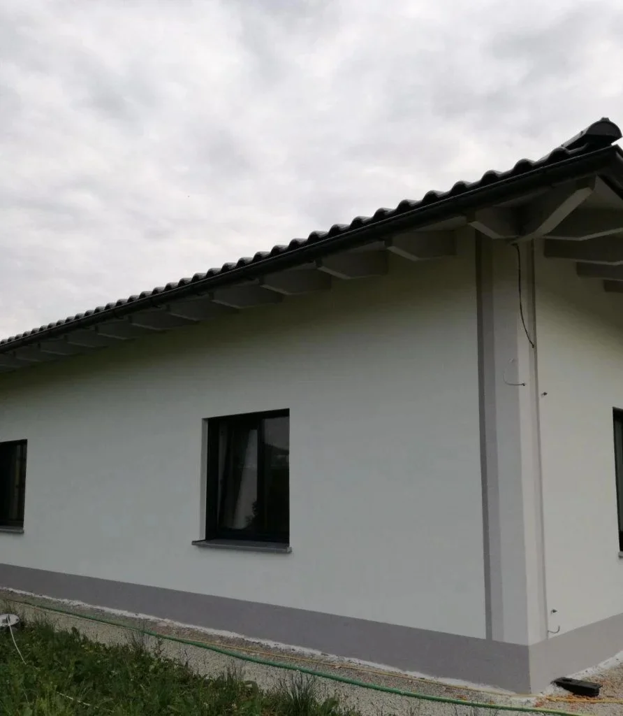 Dachvorsprung & Bungalow-Fassade — Malerei Fürlinger