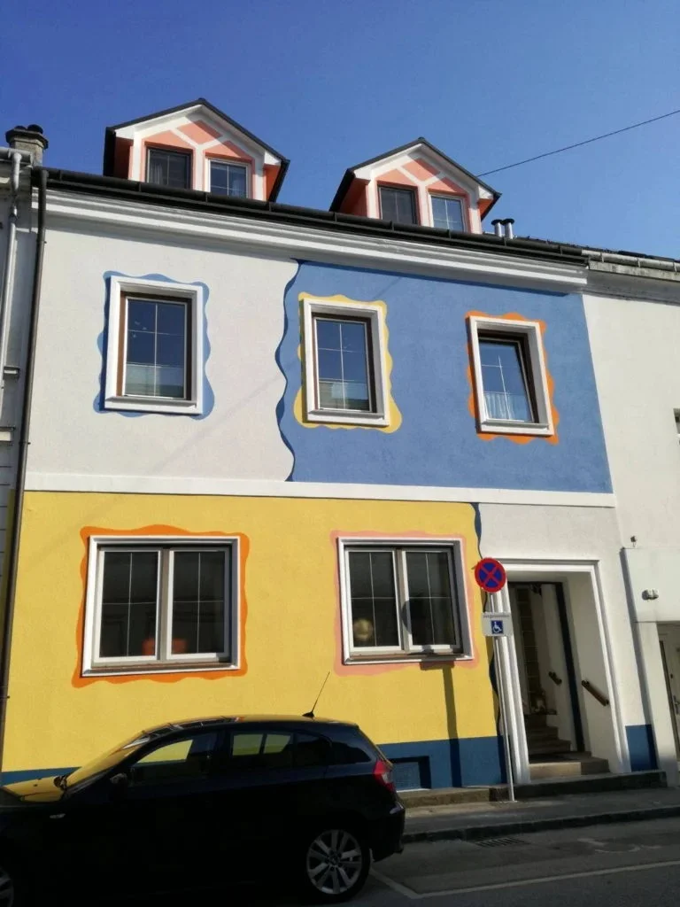 Hundertwasser-Style Kunstfassade — Malerei Fürlinger